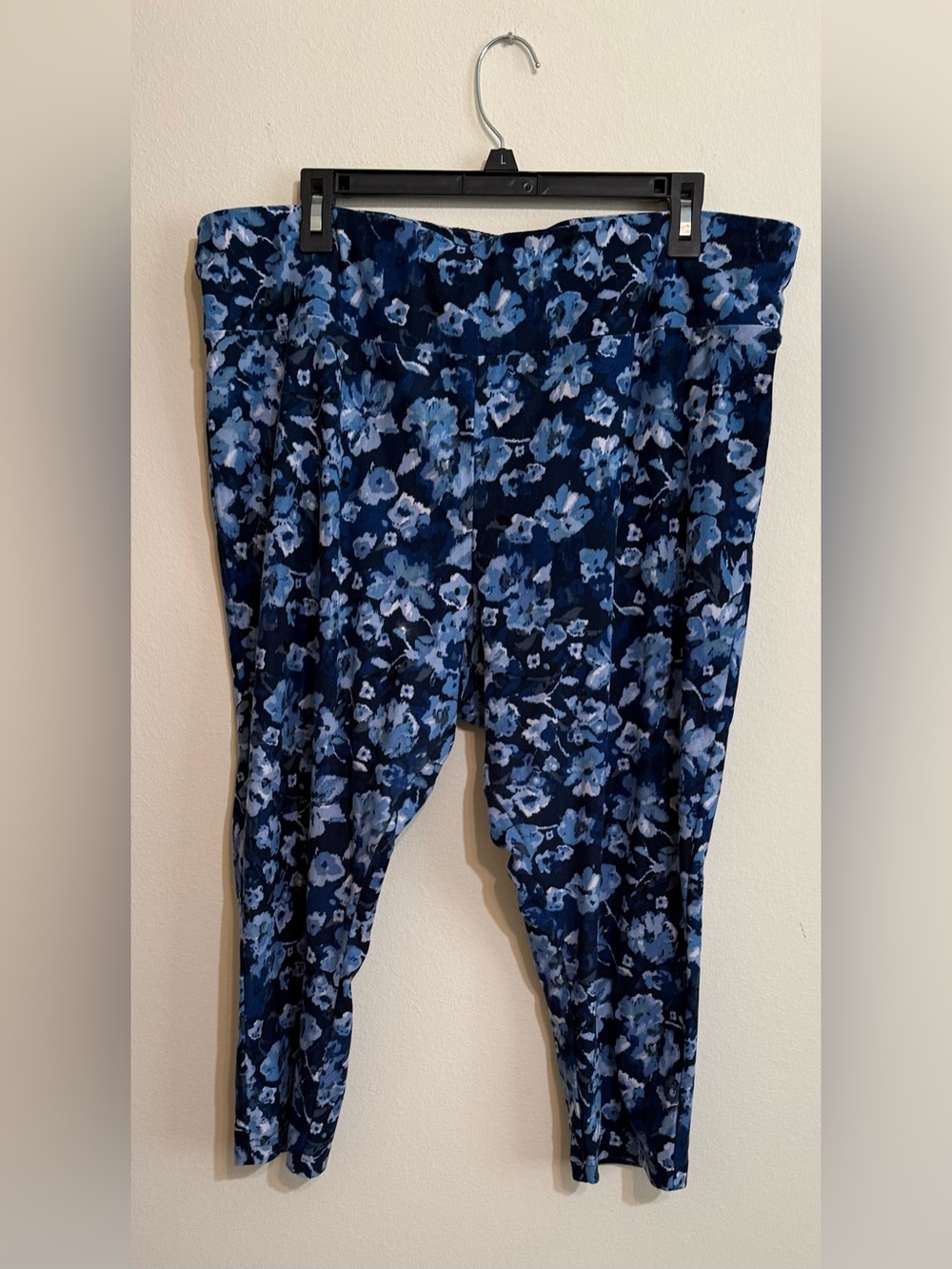 Terra & Sky  Navy Blue Floral capri Leggings 2X